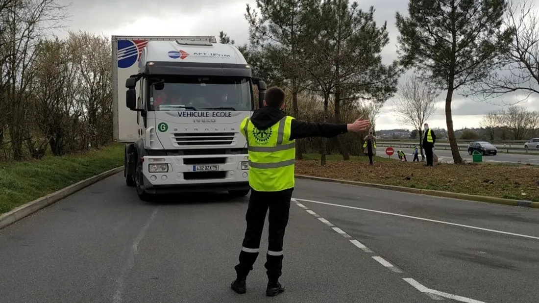 camion parking controles Pouancé lycéens_16 03 21_CJ